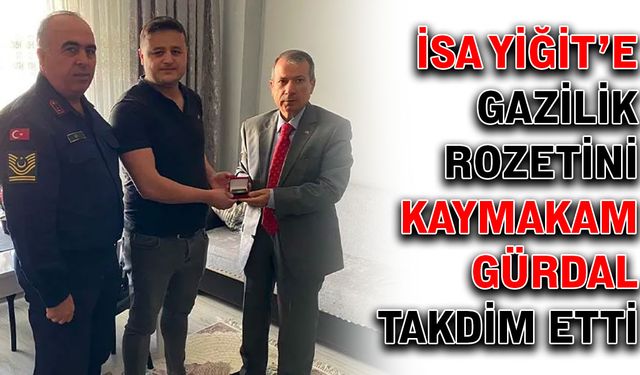 İsa Yiğit’e gazilik rozetini Kaymakam Gürdal takdim etti