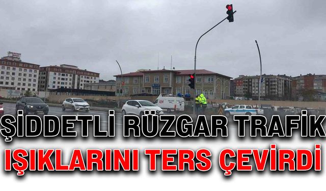 Şiddetli rüzgar trafik ışıklarını ters çevirdi