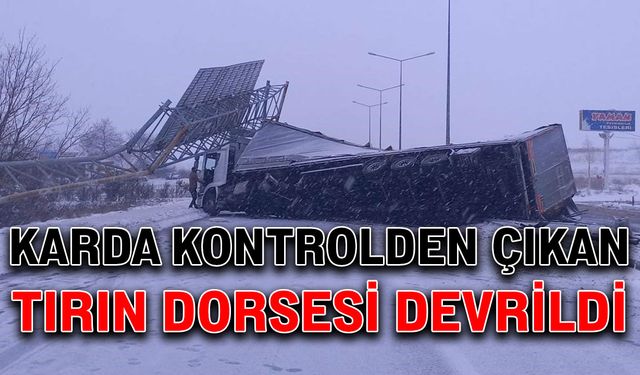 Karda kontrolden çıkan tırın dorsesi devrildi