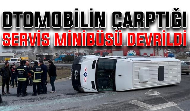 Otomobilin çarptığı servis minibüsü devrildi