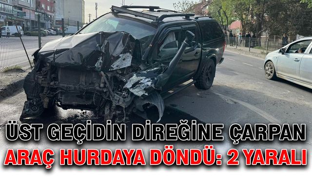 Üst geçidin direğine çarpan araç hurdaya döndü: 2 yaralı