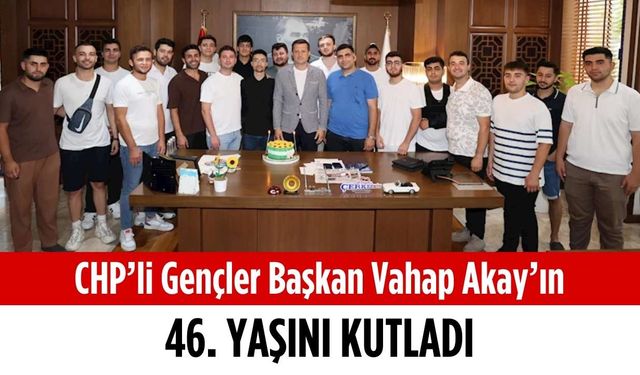 CHP’li gençler Başkan Akay’ın 46. yaşını kutladı
