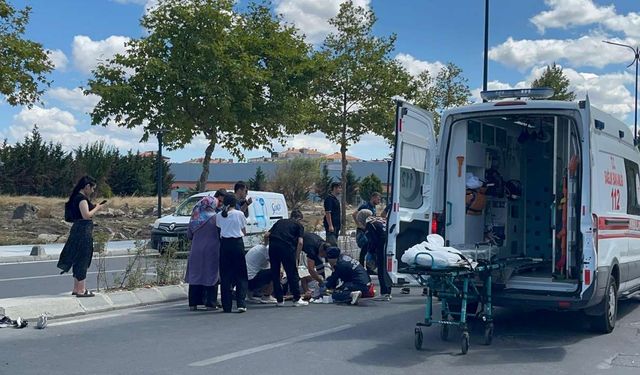 Otomobil ile motosiklet çarpıştı: 1’i ağır 4  kişi yaralandı