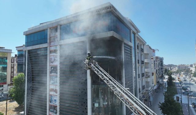 Alışveriş merkezinde çıkan yangın kontrol altına alındı