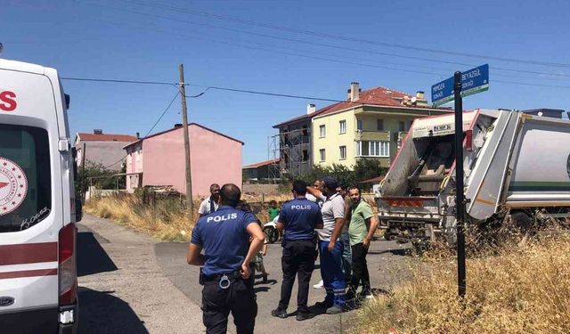 Halk otobüsü ile çöp kamyonu çarpıştı: 1 yaralı