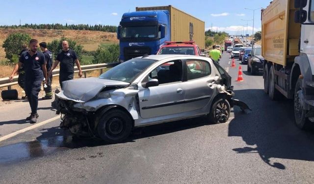 Önce bariyere sonra tıra çarpan aracın sürücüsü yaralandı