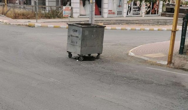 Kapağı olmayan rögar, çöp konteyneri ile kapatıldı