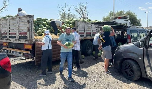 Hayırsever vatandaşlar, ücretsiz 25 ton karpuz dağıttı