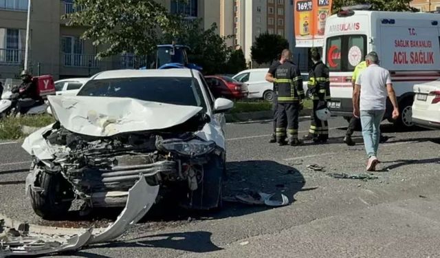 2 otomobil yol ayrımında çarpıştı: 1’i ağır 3 yaralı