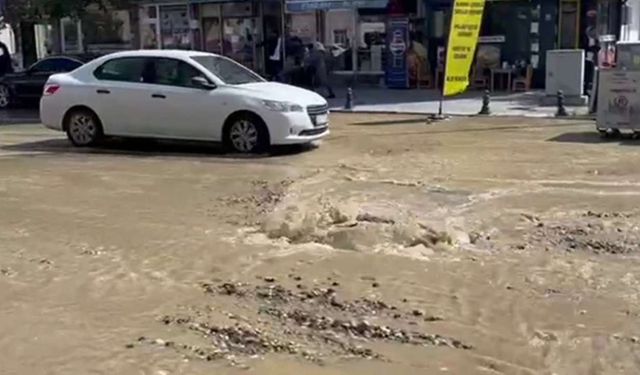 Patlayan su borusu asfaltı deldi: Cadde göle döndü