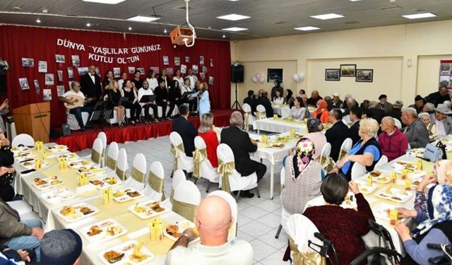 Çorlu Huzurevi’nde konser ve gösteri düzenlendi