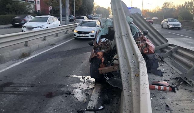 Bariyerlere saplanan otomobilin sürücüsü kazadan yara almadan kurtuldu