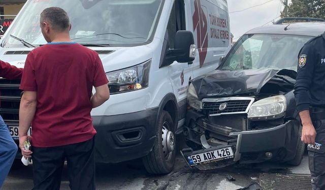 Kapaklı’da minibüs ile otomobil çarpıştı: 1 yaralı