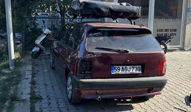 Park halindeki otomobile çarpan motosikletin sürücüsü yaralandı