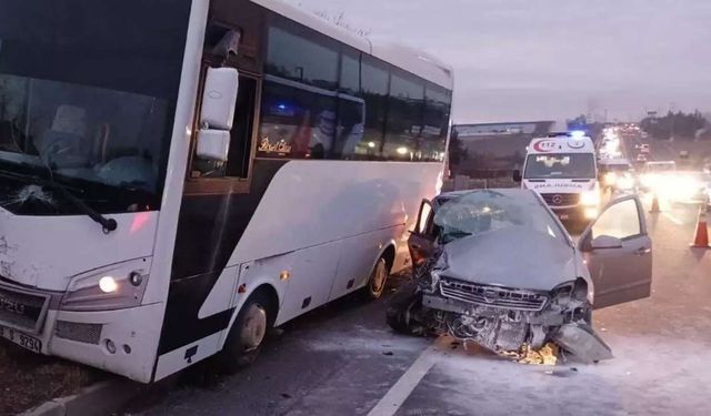 Karşı şeriden geçen otomobille işçi servisi çarpıştı: 1 ölü, 10 yaralı