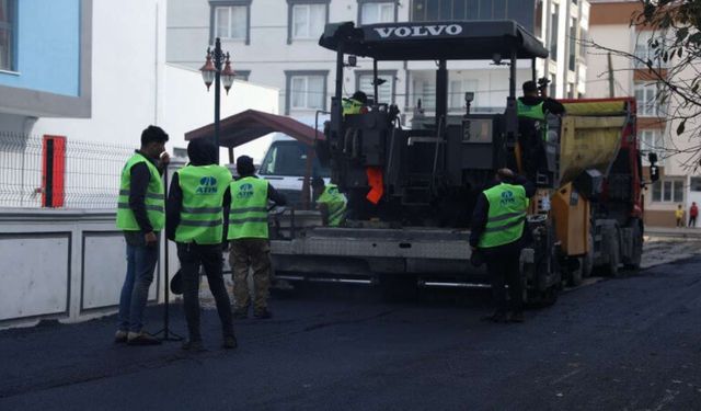 Sıcak asfalt ve kilit taş yol çalışmaları devam ediyor