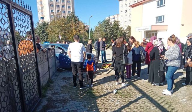 Otomobili park etmeye çalışırken kaldırımdaki çocuğa çarpıp okul duvarını yıktı