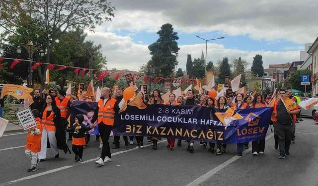 Lösemili Çocuklar Haftası dolayısıyla yürüyüş düzenlendi