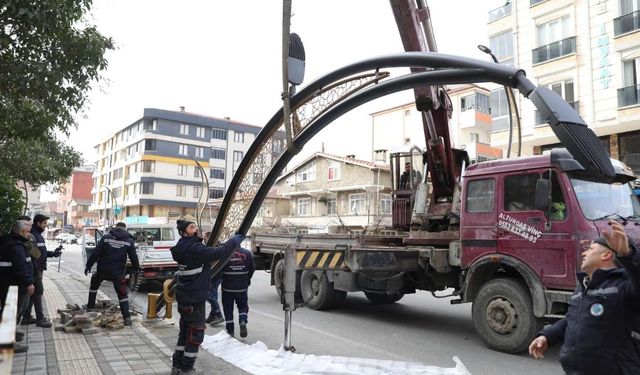 Kapaklı’da aydınlatma direği montajı yapılıyor