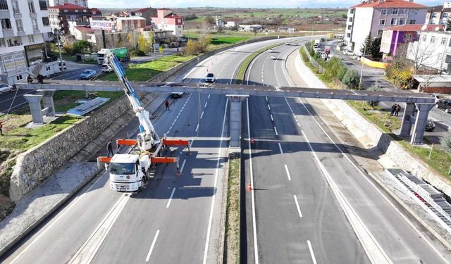 2 mahalleyi bağlayacak üst geçidin montajı yapılıyor