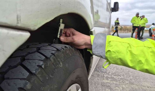 Polis ekipleri kış lastiği denetimi gerçekleştirdi