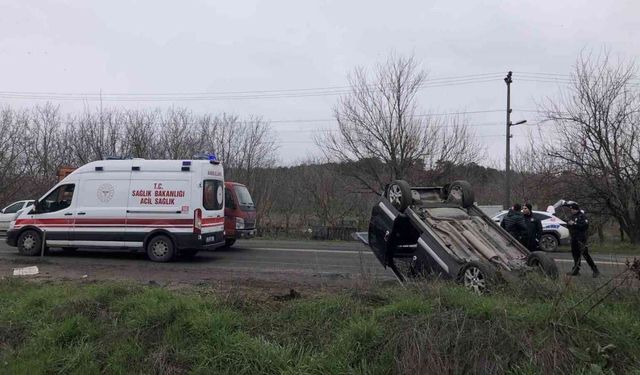 Viraja girerken kontrolden çıkan hafif ticari araç takla attı