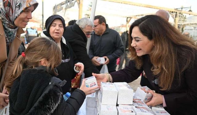 Başkan Yüceer, vatandaşlara kandil simidi dağıttı