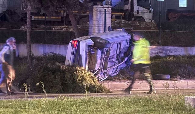 Kaldırıma çarpan otomobil yan yattı: 2 yaralı