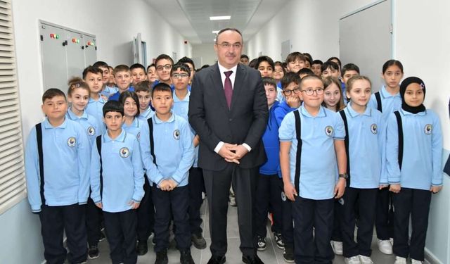 TOBB Ortaokulu ilk ders zilinin çalınmasıyla eğitime açıldı