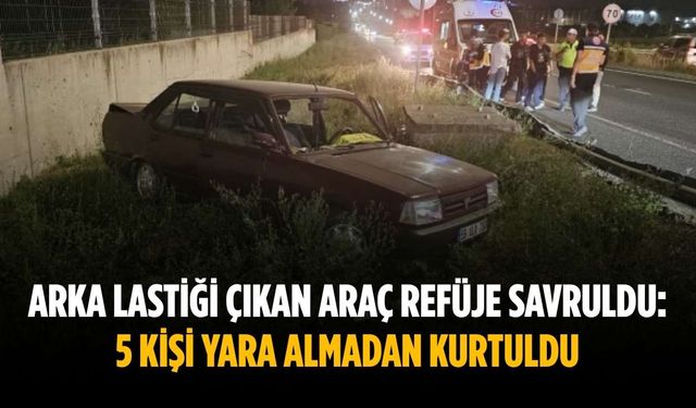 Arka lastiği çıkan araç refüje savruldu: 5 kişi yara almadan kurtuldu