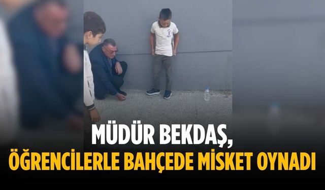 Müdür Bekdaş, öğrencilerle bahçede misket oynadı