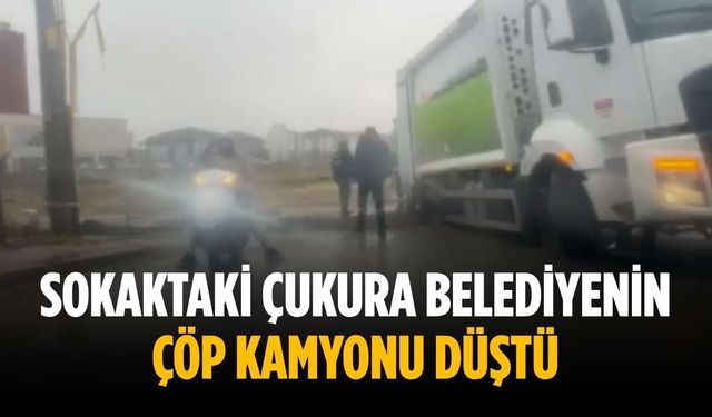 Sokaktaki çukura belediyenin çöp kamyonu düştü