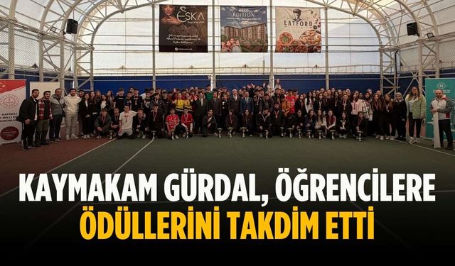 Kaymakam Gürdal, öğrencilere ödüllerini takdim etti