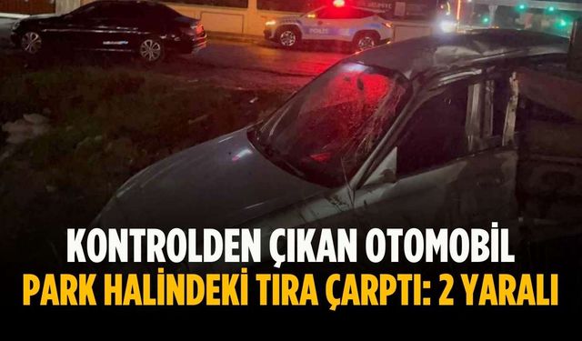 Kontrolden çıkan otomobil park halindeki tıra çarptı: 2 yaralı