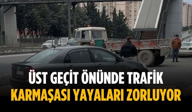 Üst geçit önünde trafik karmaşası yayaları zorluyor
