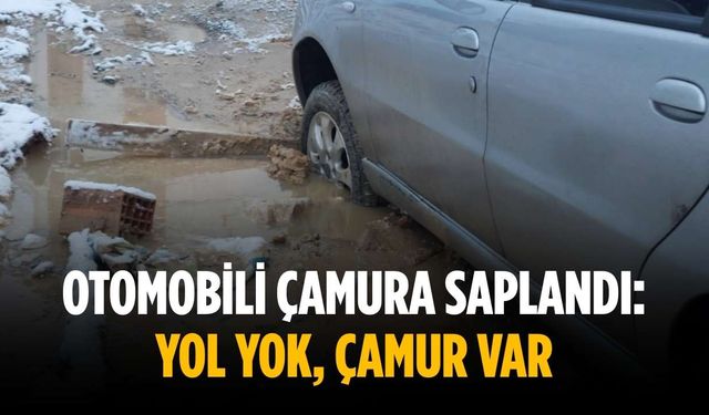 Otomobili çamura saplandı: Yol yok, çamur var