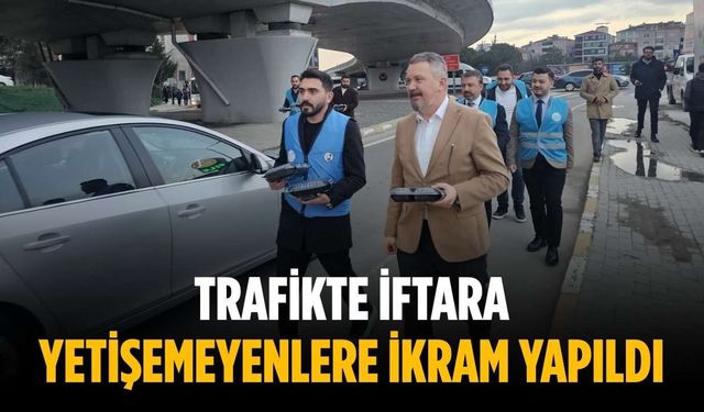 Trafikte iftara yetişemeyenlere ikram yapıldı