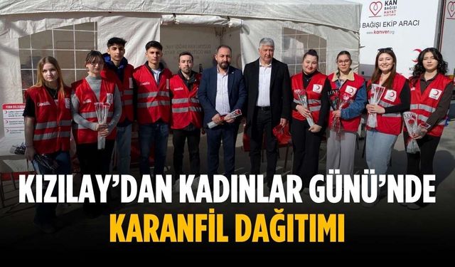 Kızılay’dan Kadınlar Günü’nde karanfil dağıtımı