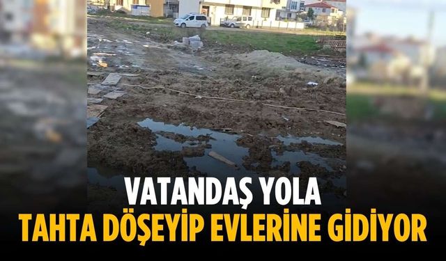 Vatandaş yola tahta döşeyip evlerine gidiyor