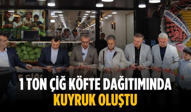 1 ton çiğ köfte dağıtımında kuyruk oluştu