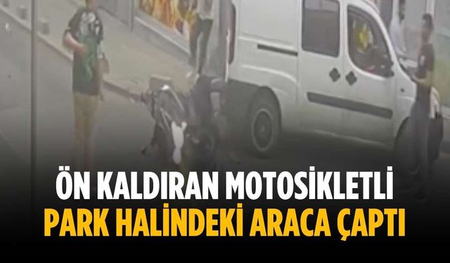 Ön kaldıran motosikletli park halindeki araca çaptı