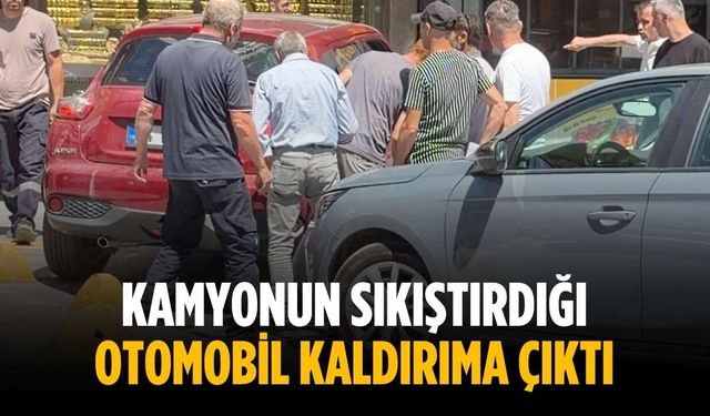Kamyonun sıkıştırdığı otomobil kaldırıma çıktı