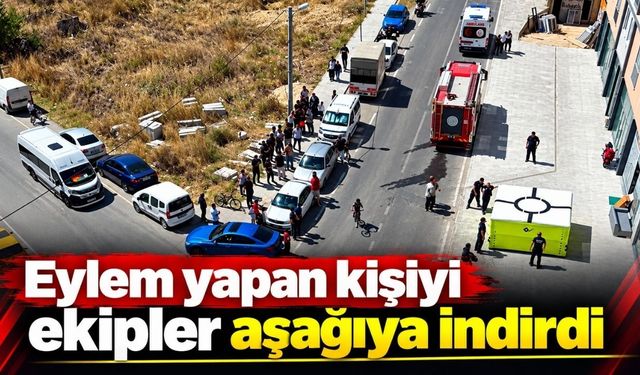 Eylem yapan kişiyi ekipler aşağıya indirdi