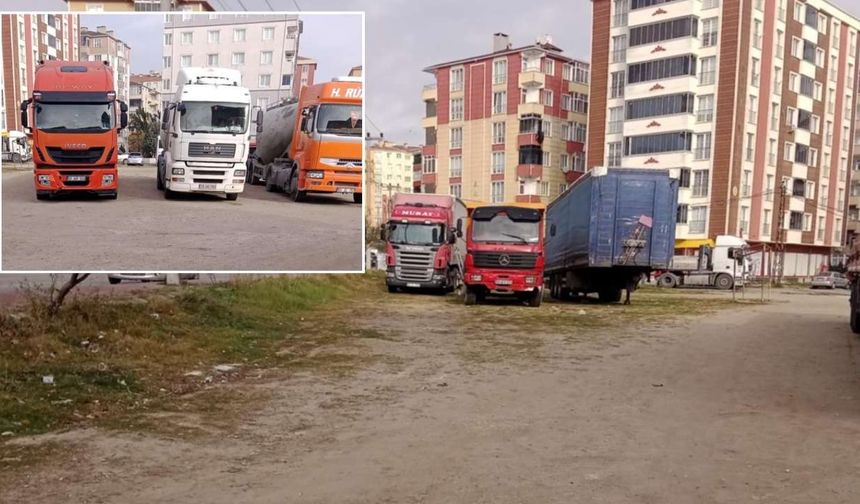 Çocukların futbol oynayacağı yerde tırlar yatıyor: Sanki otopark