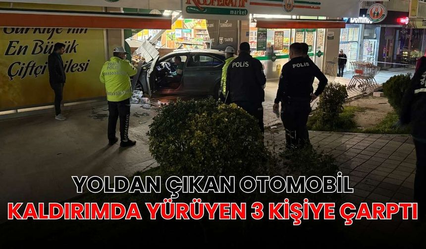 Yoldan çıkan otomobil kaldırımda yürüyen 3 kişiye çarptı