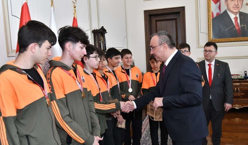 Tekirdağ Valisi, Türkiye Şampiyonu Voleybol Takımını ağırladı