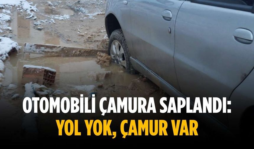 Otomobili çamura saplandı: Yol yok, çamur var