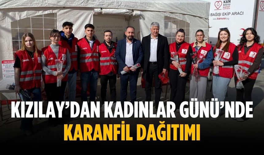 Kızılay’dan Kadınlar Günü’nde karanfil dağıtımı