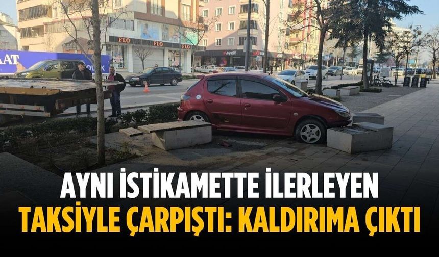 Aynı istikamette ilerleyen taksiyle çarpıştı: Kaldırıma çıktı