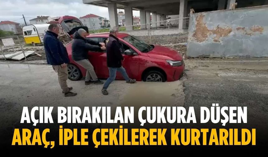 Açık bırakılan çukura düşen araç, iple çekilerek kurtarıldı